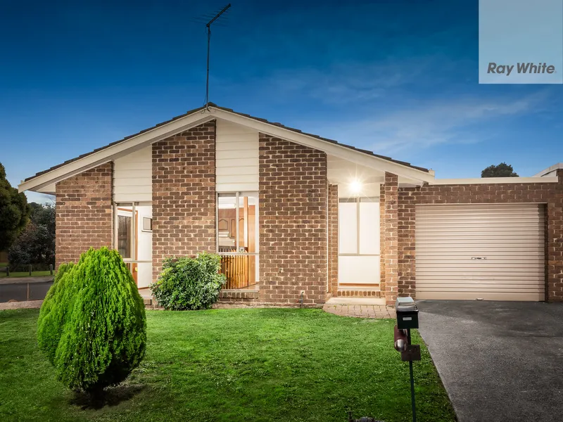 MINUTES FROM STABLES SHOPPING CENTRE AND WALKING DISTANCE TO TRANSPORT!