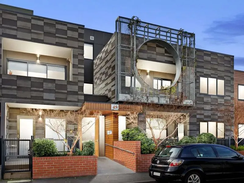 SPACIOUS  APARTMENT IN THE HEART OF RICHMOND