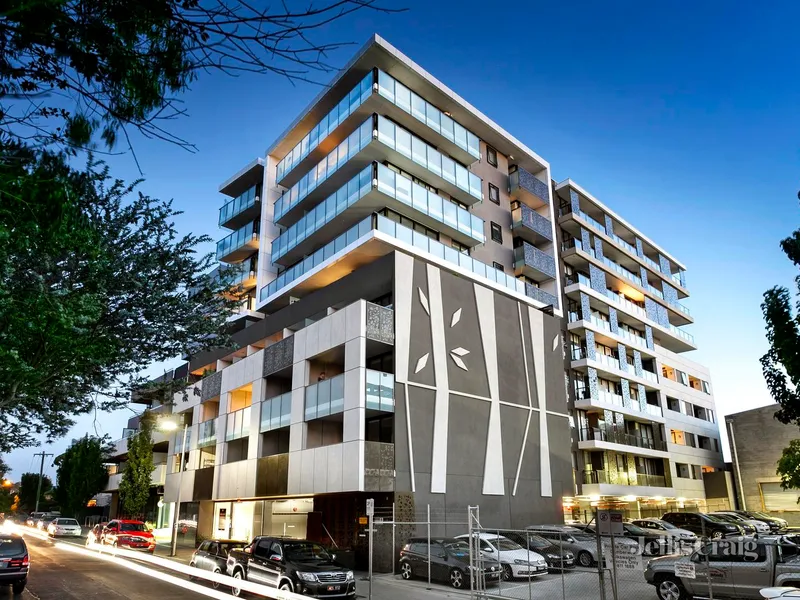 Savvy style, dynamic location