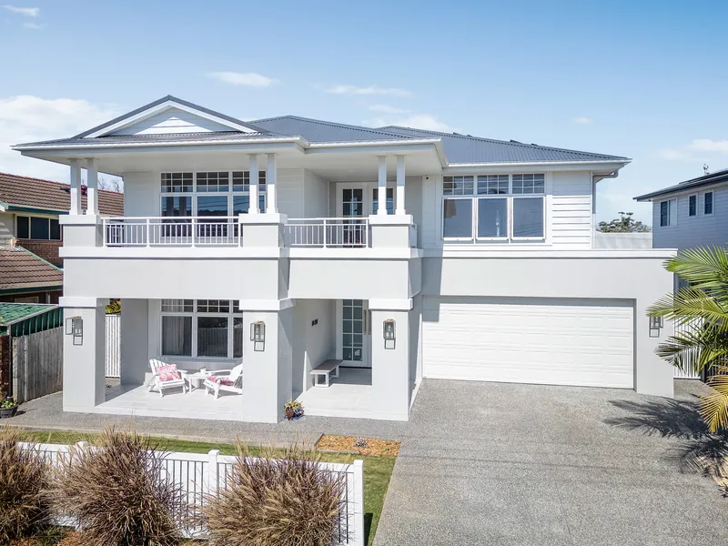 Luxurious family beachside living