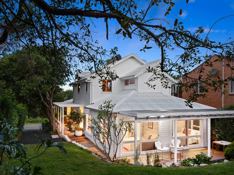 Romantic beach cottage, steps from the surf
