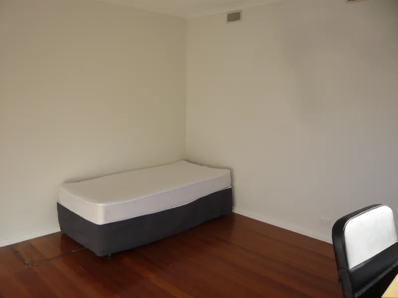 Room Available 1 min walk from Deakin