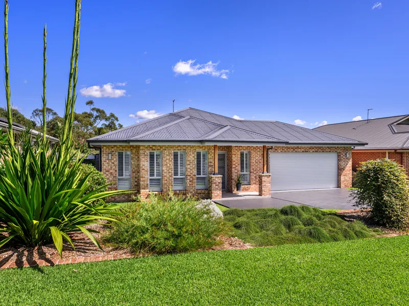 ENJOY THIS IMMACULATE HOME WITH VALLEY VIEWS ON AN OVER 1100M2 BLOCK!