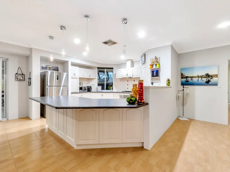 Stunning Family Home at The Dawesville Cut