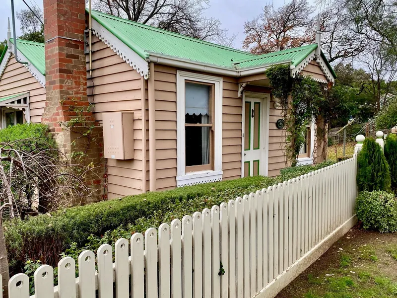 'TEA CUP COTTAGE' Chic country cottage with character to boot!