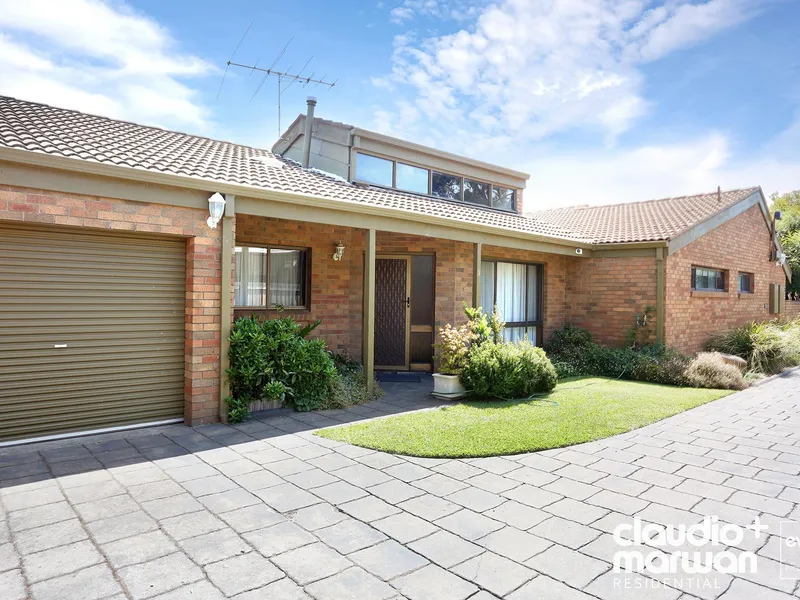 Beautiful Villa within the Strathmore School Zone!