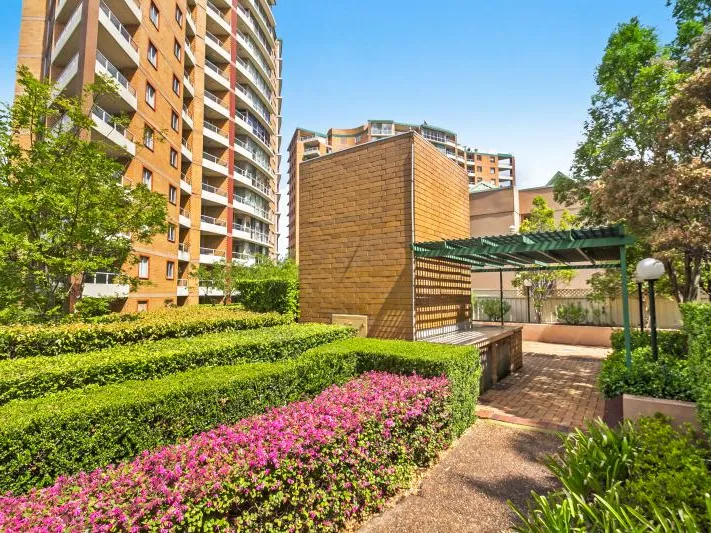 A LARGE RESORT STYLE, MODERN. 2BR, 2BATH APARTMENT IN THE NORTHVIEW BUILDING AVAILABLE NOW