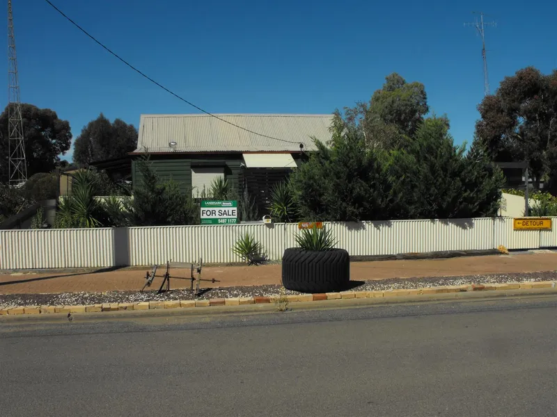 Neat 2 bedroom home close to local P-12 School.