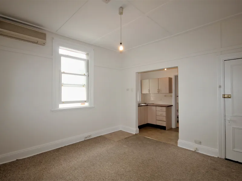 Bright Top Floor Unit