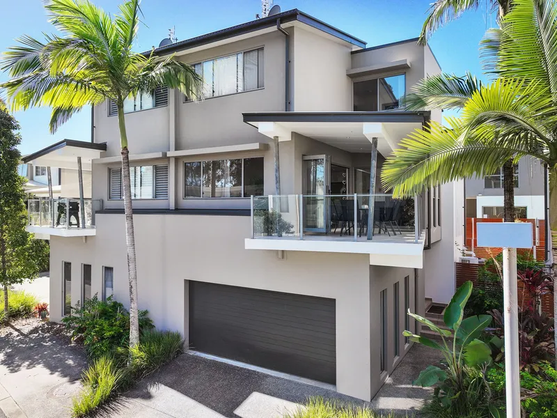 Executive Lifestyle, Luxuriously Spacious Townhouse - Robina Golf Course Estate