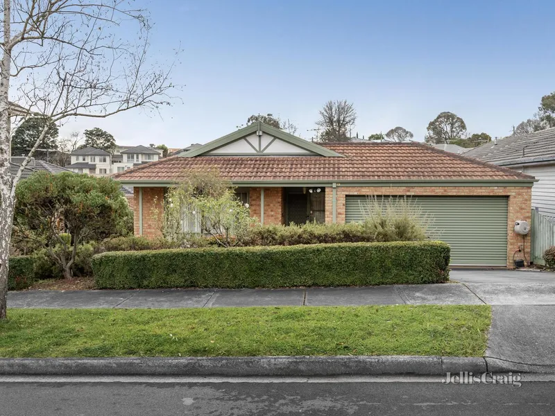 Central location, walk to Tunstall Square, Zoned to EDSC