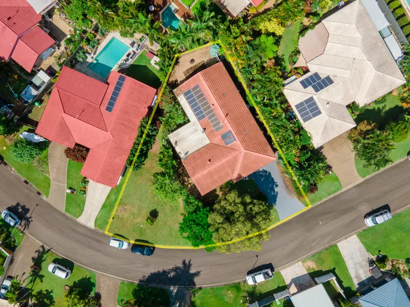 PRIVATE SINGLE LEVEL FAMILY HOME ON 738m2 BLOCK