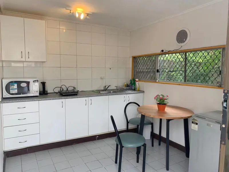Well Maintained 1Bed 1Bath GRANNY FLAT!! Fully FURNISHED!! Available Now!!