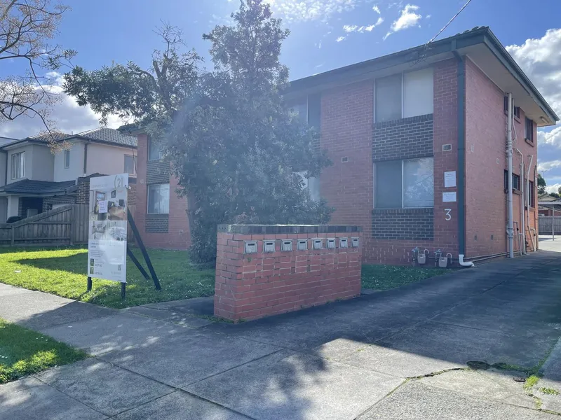 Bright east facing first -floor apartment in cosmopolitan Clayton