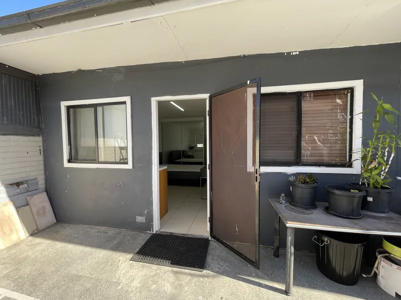 FULLY FURNISHED STUDIO, NEAT & COSY THROUGHOUT