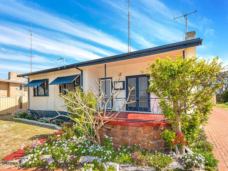 NEAT, TIDY & SECURE! FOR SALE BY OPENN NEGOTIATION