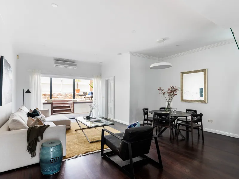 Flexible family residence / recently refreshed