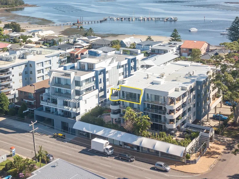 STUNNING VIEWS FROM TOP FLOOR UNIT