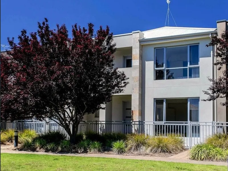 3 or 4 Bedroom, 2 story townhouse !