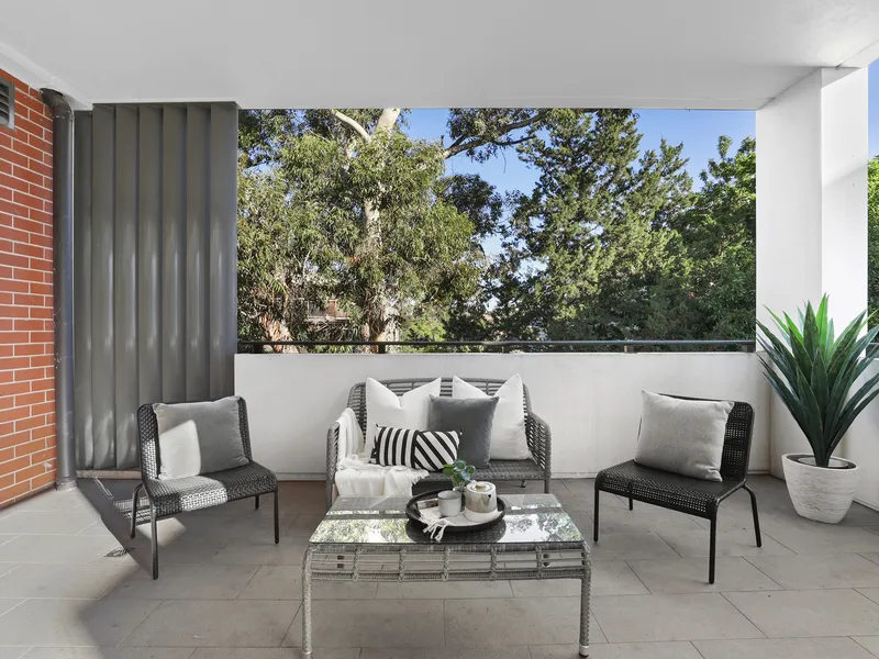 Designer Residence In Peaceful And Convenient Setting