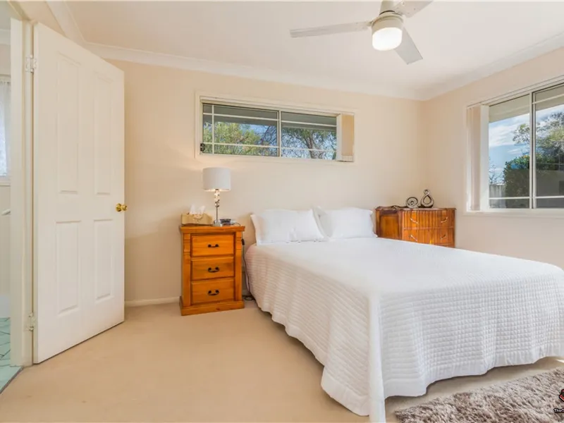 VILLA-- GREAT LOCATION, CLOSE TO SHOPS, SCHOOL, AND PARK.