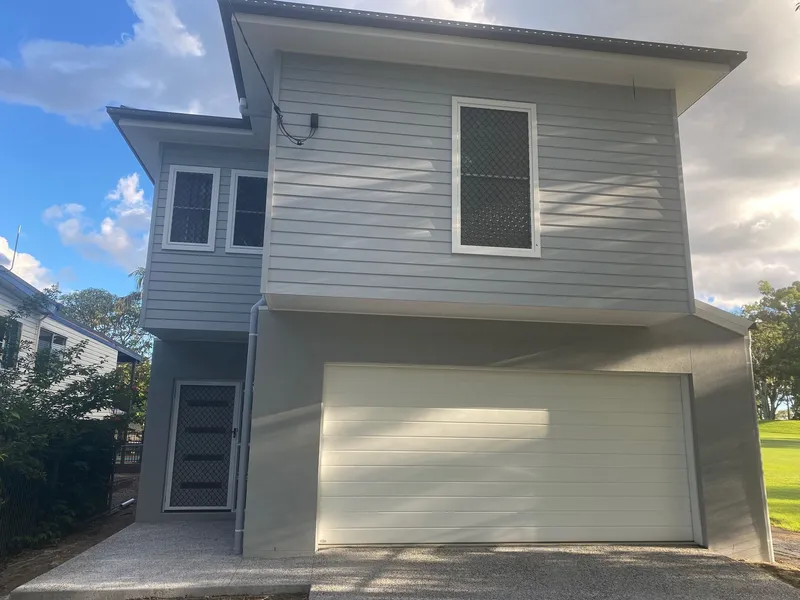 EXECUTIVE HOME - 4 BEDROOM - 3 BATHROOMS - LARGE HOME OFFICE - GOLF COURSE DIRECT ACCESS