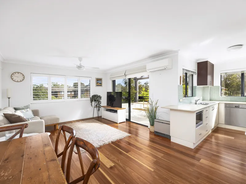 Peaceful Lakeside Lifestyle With North Western Sun