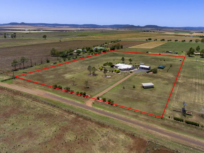 EXECUTIVE RESIDENCE ON ACREAGE IN A CONVENIENT LOCATION.