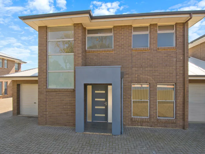 CLASSY & CLASSIC STYLE TOWNHOUSE!!