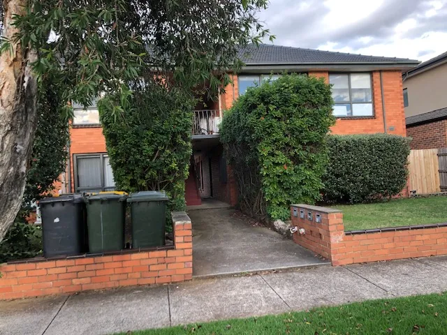 McKINNON SCHOOL ZONE/GROUND FLOOR APARTMENT