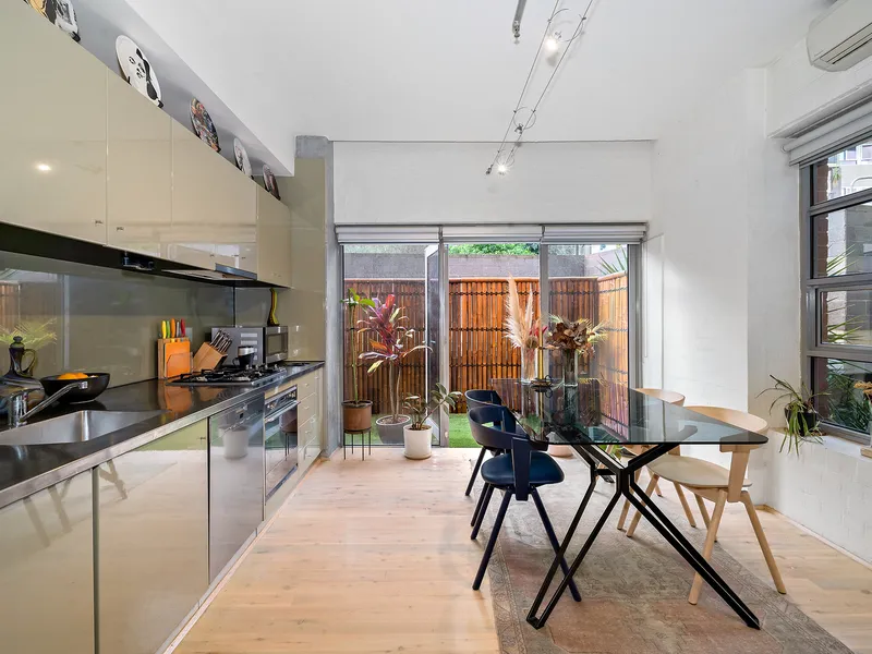 Ground floor, New York style warehouse apartment in Ultimate Location