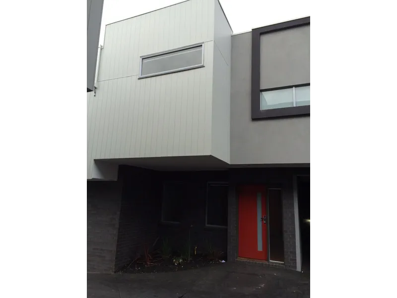 Three bedroom townhouse in Centre box hill 