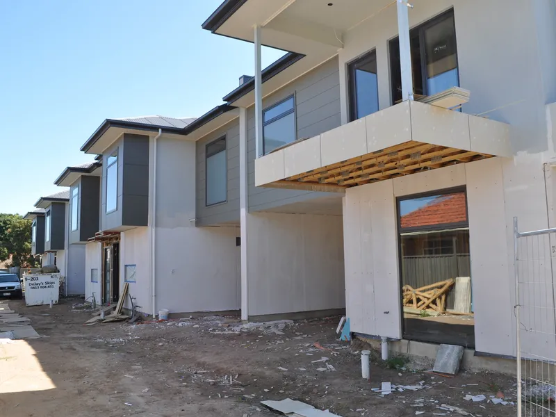 FIVE QUALITY TOWNHOUSES: SECURE YOUR OFF-THE-PLAN HOME NOW 