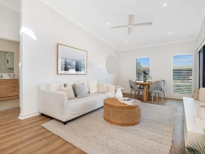 Sleek Designer Apartment In The Heart Of Bronte Village 