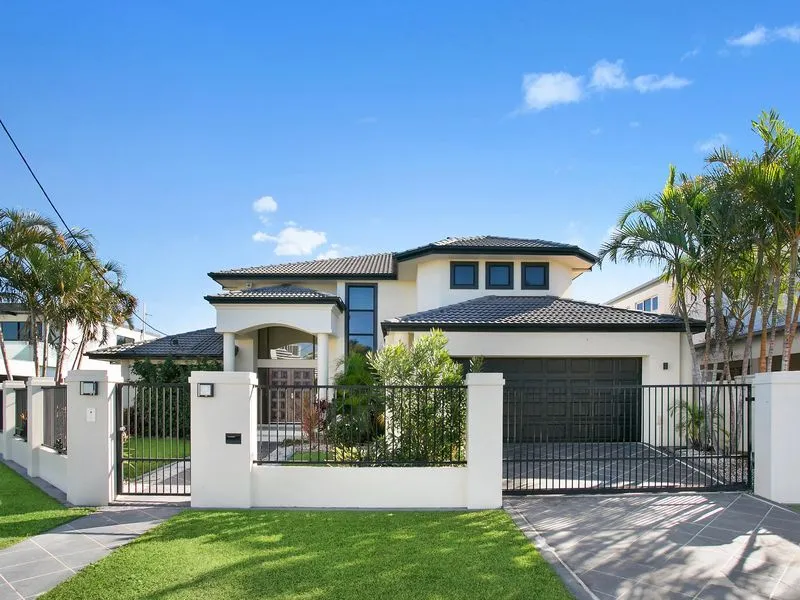 Inner City Waterfront. Perfect family house or an investment opportunity.