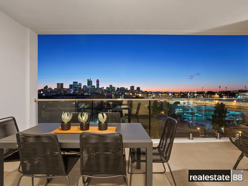 EASTBANK ELEGANCE, IN THE HEART OF THE COVE!