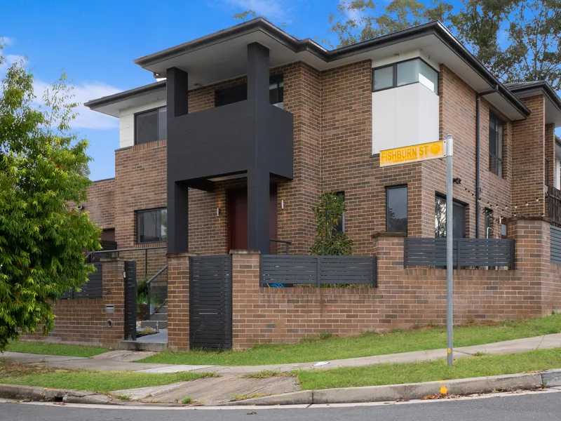 Rare 4 Bedroom Corner Duplex With Unique Extras