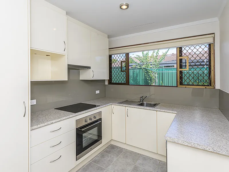 IDEAL LOCATION NEAT & TIDY 2 BEDROOMS