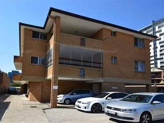 LARGE 2 BEDROOM APARTMENT, SHORT WALK TO PARRAMATTA AND HARRIS PARK STATION!!!