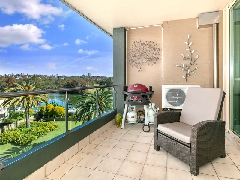 Spacious and Modern Unit with Gorgeous Lagoon Views!