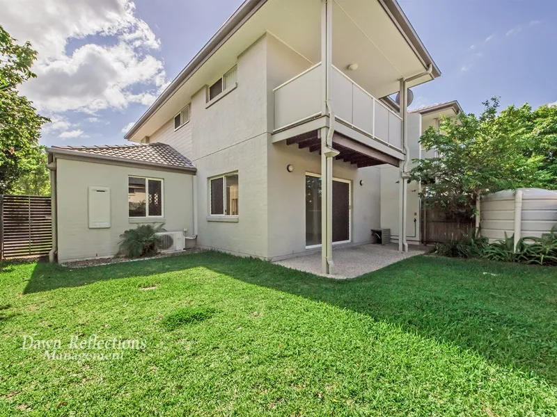 HUGE 3 BEDROOM 2 BATHROOM TOWNHOUSE, MODERN DECOR & GRASSED BACK YARD