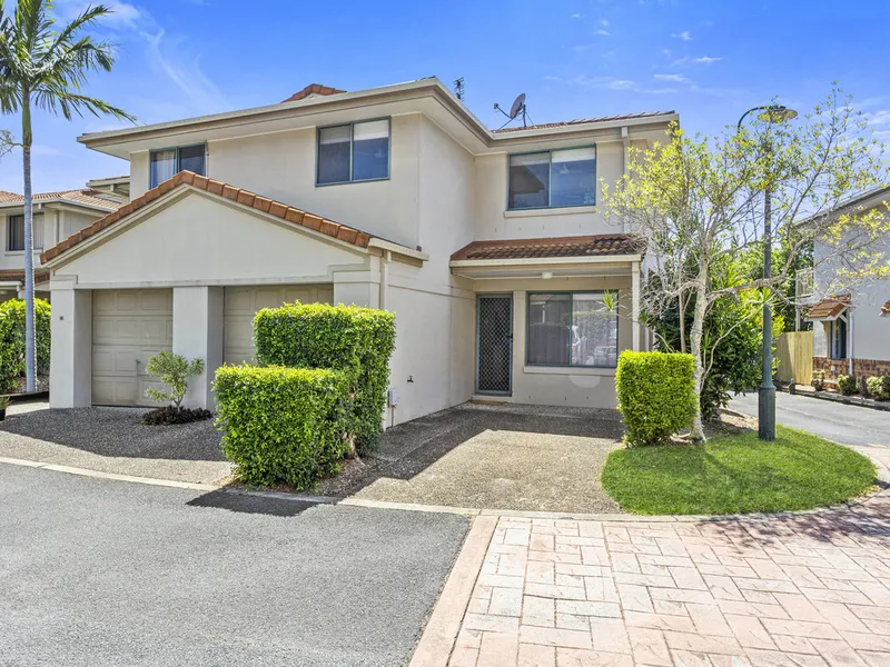 Stunning & Spacious Townhouse in Sought After Area!