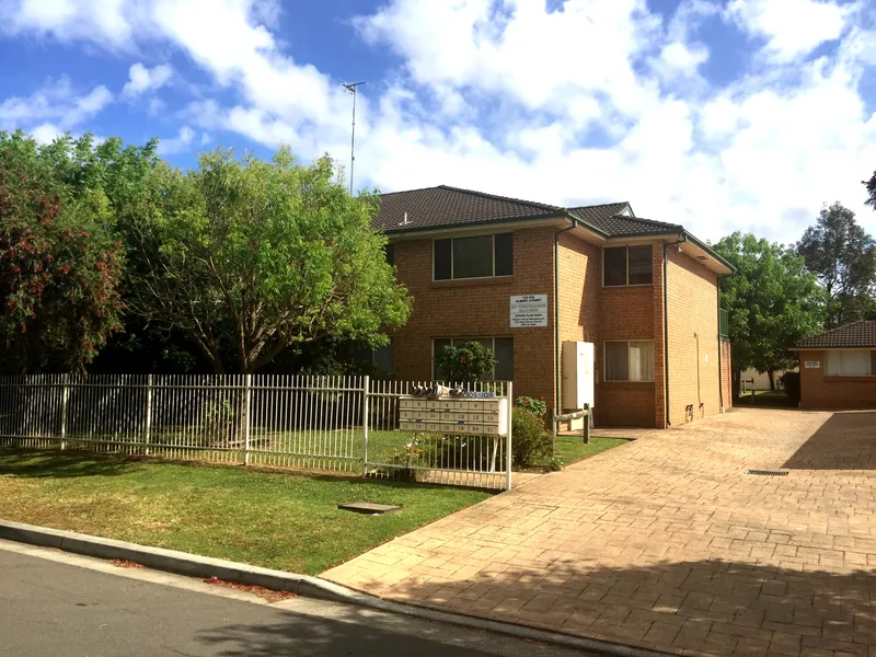 TWO BEDROOM UNIT CLOSE TO PUBLIC TRANSPORT