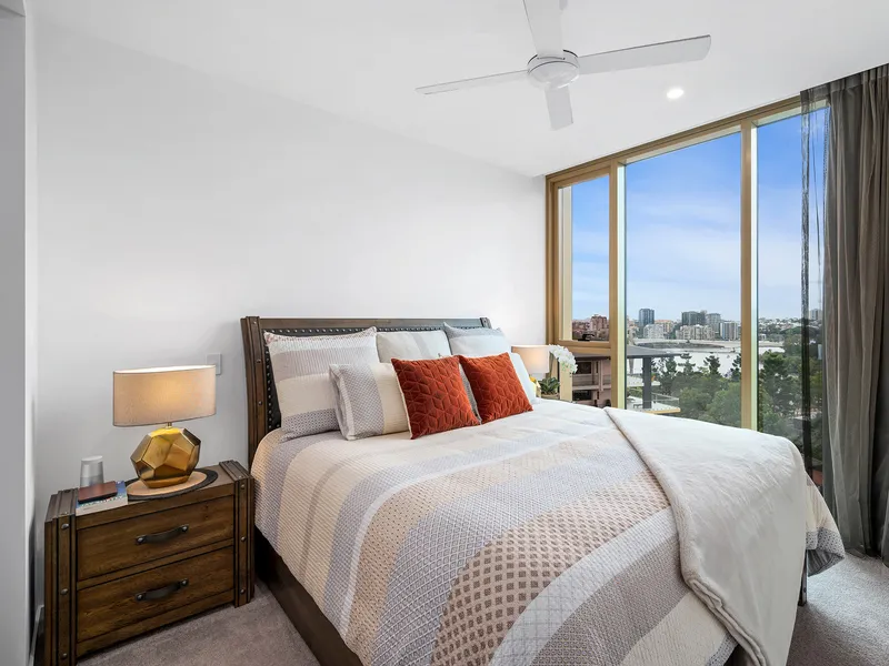Magnificent city and river views in luxury Kangaroo Point complex 