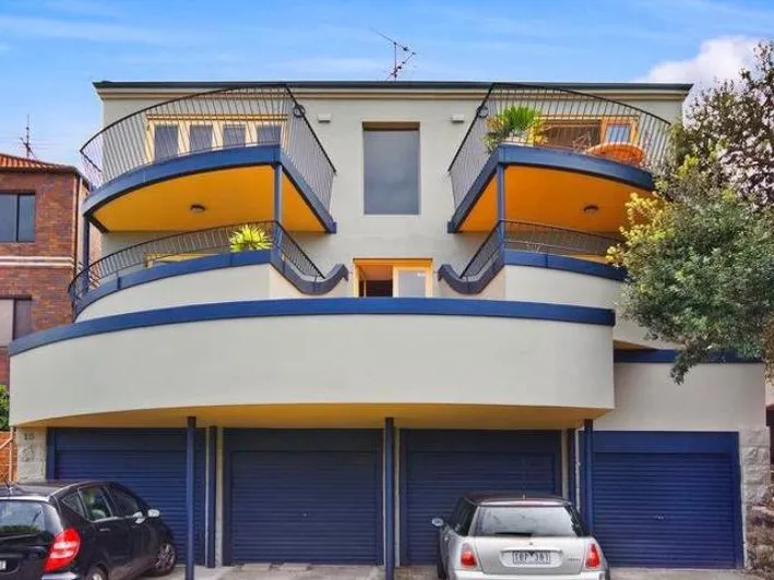 COASTAL APARTMENT WITH EXTENSIVE VIEWS OF TAMARAMA BEACH