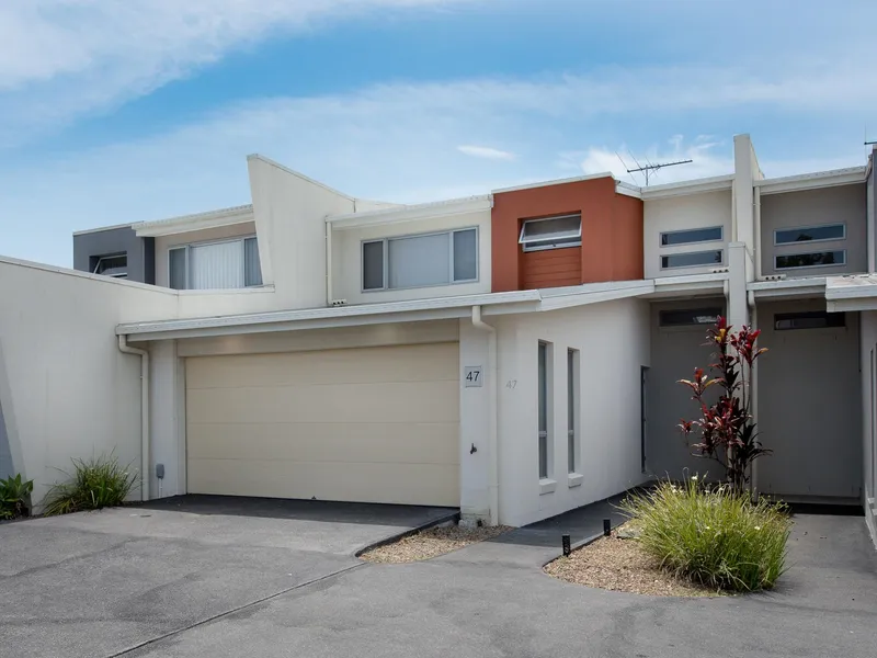 MODERN TOWNHOUSE WITH DOUBLE GARAGE