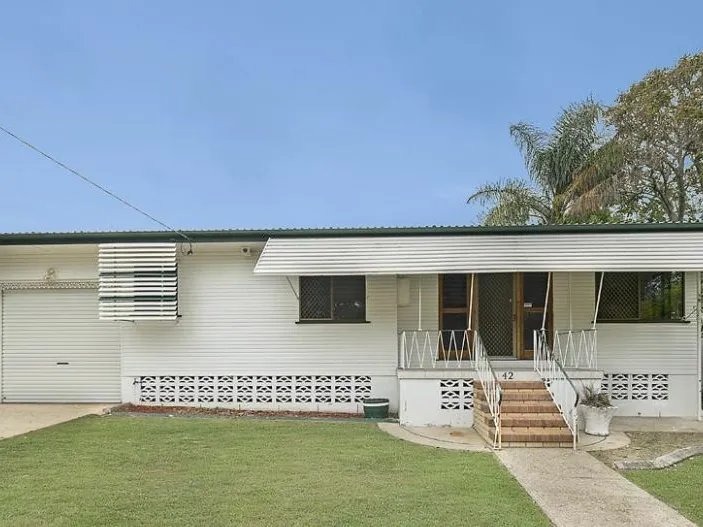 Family home in prime Clontarf location!