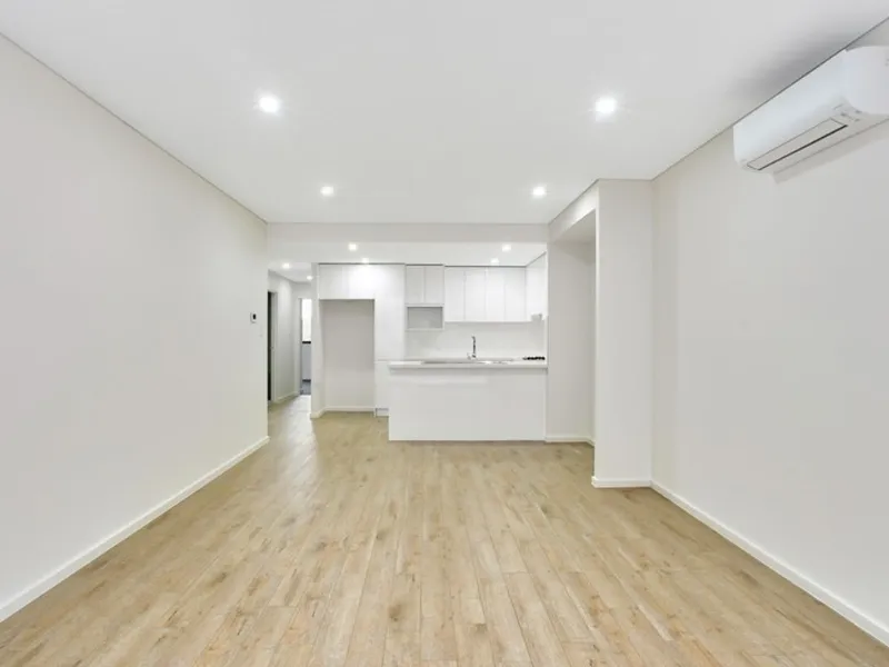 Oversized 2 Bedroom Apartment + Parking!