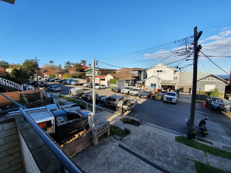 SPACIOUS, SUNNY, WITHIN MINUTES TO BEACHES & ALL CONVENIENCES