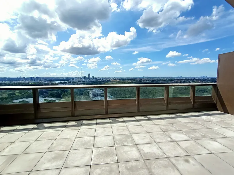 Luxury apartment with a huge entertainment balcony - Please call Andrew on 0411 688 662 for an inspection